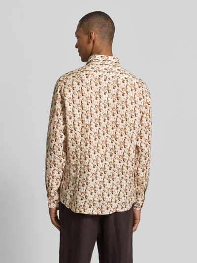 Männermodel trägt Slim Fit Freizeithemd aus reinen Leinen Modell 'Gold' von bugatti mit floraler Allover-Print, langärmelig, Knopfleiste, Kentkragen, Rückenlänge 78 cm, Schulterbreite 45 cm, Ärmellänge 68 cm, cremefarben-braun, Textur leicht strukturiert, Ganzkörperansicht Rückansicht.