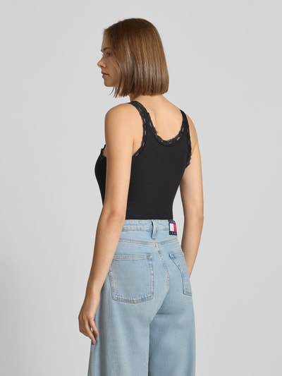 Vrouwenmodel draagt zwarte slim fit body van katoenmix model 'VINI' van ONLY, Dames body, lichte jeans, geheel van achteren