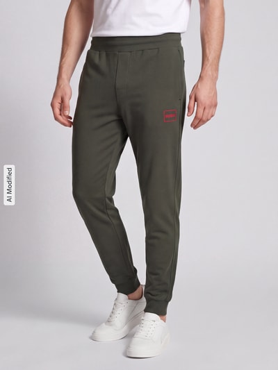 HUGO Spodnie dresowe w kroju regular fit z mieszanki bawełny model 'Laze Pants CW' Oliwkowy 4