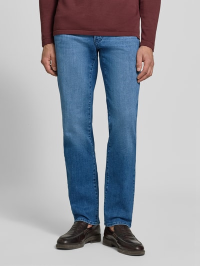 Männermodel trägt blaue Straight Fit Jeans aus Baumwoll-Mix Modell 'Cadiz' von Brax, glatte Struktur, Herren Straight Fit Jeans, Nahaufnahme Unterkörper.