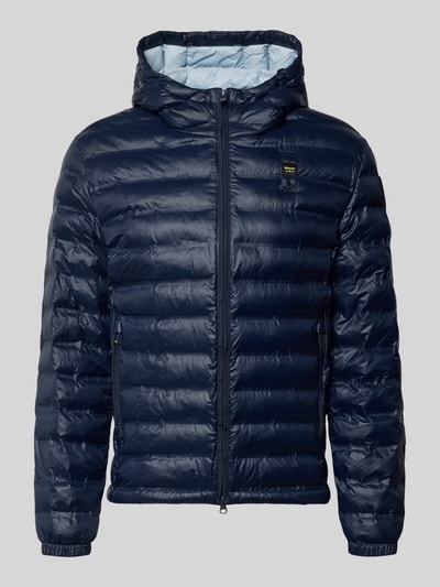 Produktfoto, Steppjacke mit Zweiwege-Reißverschluss Modell 'Charles' von Blauer Usa in Dunkelblau mit Kapuze, Regular Fit und Label-Detail, glatte glänzende Oberfläche, Rückenlänge 65 cm, Schulterbreite 47 cm, Brustweite 55 cm, Ärmellänge 65 cm.