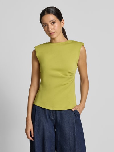 Vrouwenmodel draagt Bluse mit gelegten Falten Modell 'Pina' von YAS uit katoenmix in getailleerd pasvorm, mouwloos design, ronde hals, ruglengte bij maat S 54 cm, limegroen, donkerblauwe broek, Ganzkörperansicht van voren