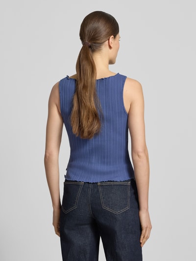 Frauenmodel trägt Stricktop mit Strukturmuster und Rundhalsausschnitt von Scotch & Soda in Blau, Regular Fit, Rückenansicht, Ganzkörperansicht Rückansicht.