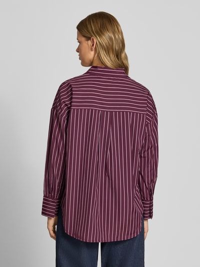 Männermodel trägt Regular Fit Hemdbluse mit Baumwoll-Anteil Modell 'OREGON' von ONLY in Dunkellila mit weißen Streifen, Damen Hemdbluse, Ganzkörperansicht Rückansicht