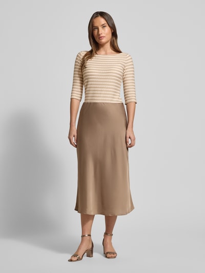 Frauenmodel trägt Longsleeve mit 3/4-Ärmel von Emporio Armani aus Viskose-Mix mit Stretch-Anteil, Slim Fit, U-Boot-Ausschnitt, Rückenlänge 56 cm, Ganzkörperansicht von vorne.