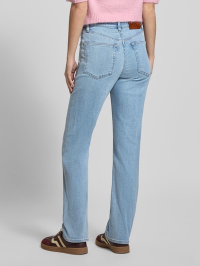 Männermodel trägt Sli Fit Jeans mit 5-Pocket-Design von Calvin Klein Jeans, jasnoniebieski bawełniany materiał, krój regular fit, widok całej sylwetki z tyłu.