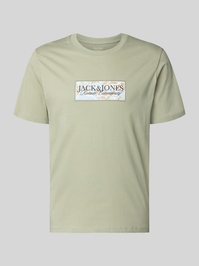 Produktfoto, T-Shirt mit Label-Print von Jack & Jones, grün, Reine Baumwolle, Gerader-Schnitt, Rundhalsausschnitt, Rückenlänge 67 cm