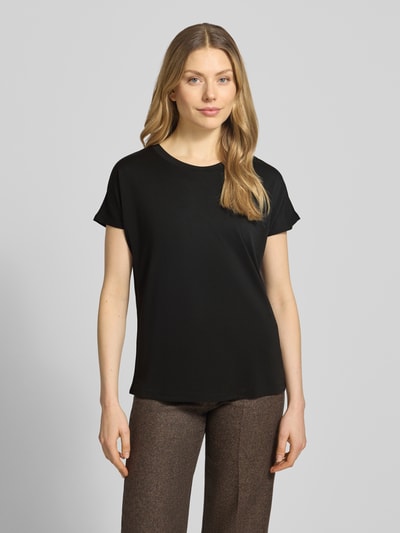 Kobiece modelka nosi damski t-shirt z mieszanki modalu z okrągłym dekoltem od Jake*s Collection, krój regular fit, długość tyłu w rozmiarze S: 58 cm, czarny kolor, gładka faktura, pełen widok z przodu.