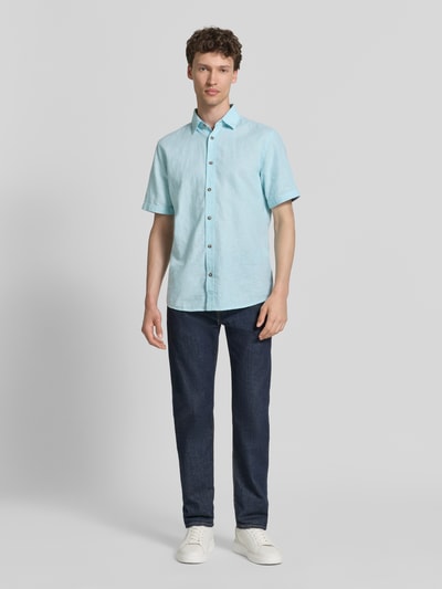 Männermodel trägt Regular Fit Freizeithemd aus Leinen-Baumwolle-Mix von Tom Tailor, Optik: Unifarben, Hemdkragen: Kentkragen, Knopfleiste: Einreihig, Ärmelform: Kurzarm, Material: Leinen-Baumwolle-Mix, Ganzkörperansicht von vorne.