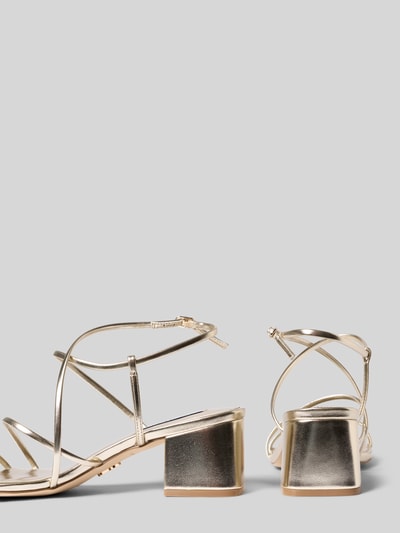 Produktfoto, Sandaletten mit Keilabsatz Modell 'Remmi' von Steve Madden in Gold mit Abgerundete-Spitze, Riemen mit Dornschließe, glatte Sohle, Keilabsatz, Absatzhöhe: 6 cm bei Größe 40.