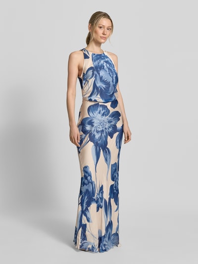 Vrouwenmodel draagt avondjurk met rückseitigem druppelvormige hals van Rinascimento, satijn, in design van zeemeermin, maxi-jurk, ronde hals, plooien, ruglengte maat S 161 cm, borstwijdte maat S 47 cm, Ganzkörperansicht van voren.
