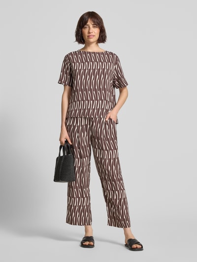 Frauenmodel trägt Wide Leg Stoffhose aus Viskose Modell 'Marou bamboo' von OPUS im Allover-Look mit elastischem Bund, Braun-Weiß, Ganzkörperansicht von vorne.