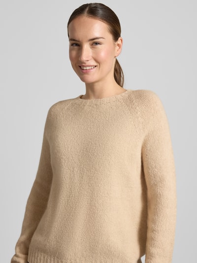 Frauenmodel trägt hellbeigen Regular Fit Pullover aus Alpaka-Mix Modell 'GHIACCI' von Weekend Max Mara, Damen Pullover, Nahaufnahme Oberkörper.