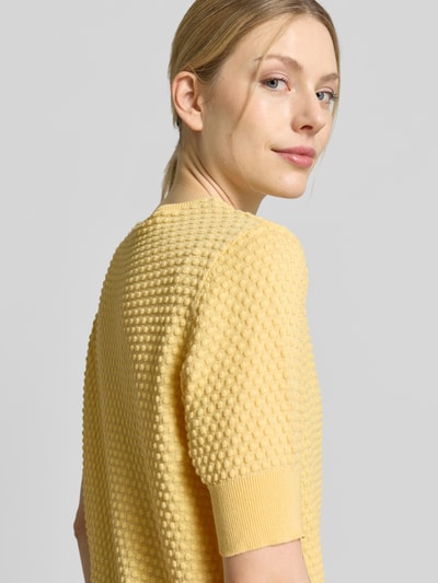 Frauenmodel trägt Strickpullover mit 1/2-Arm Modell 'Dodo' von FREE/QUENT in Gelb, Strukturmuster, reine Baumwolle, Nahaufnahme Oberkörper.