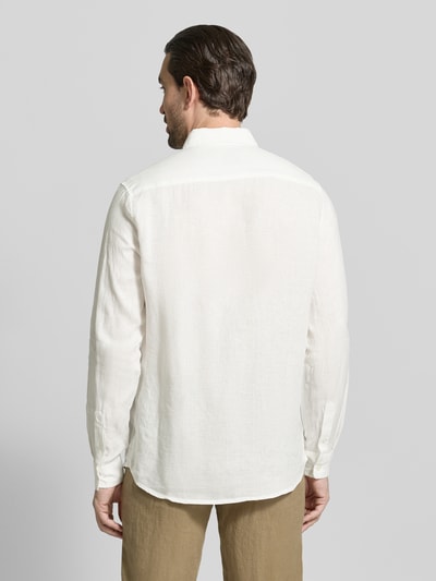 Männermodel trägt Regular Fit Leinenhemd mit Button-Down-Kragen von Scotch & Soda, reines Leinen, beżowa faktura, listwa guzikowa, długość tyłu w rozmiarze M: 76 cm, szerokość ramion w rozmiarze M: 44 cm, długość rękawów w rozmiarze M: 64 cm, ganzkörperansicht rückansicht.