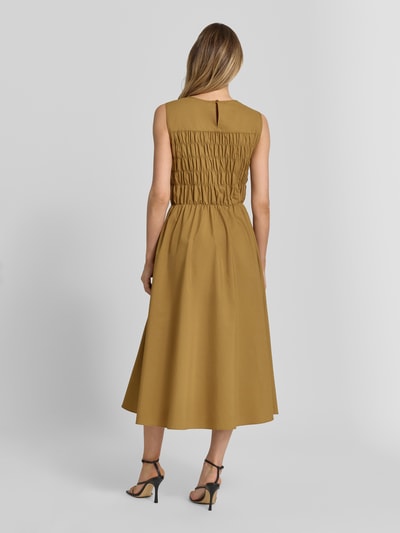 Frauenmodel trägt Midikleid mit V-Ausschnitt Modell 'NETTI' von Soyaconcept, Material-Mix, Gerader-Schnitt, Rückenlänge 124 cm, Brustweite 43 cm, Ganzkörperansicht Rückansicht.