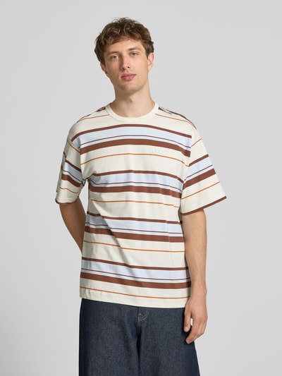 Männermodel trägt Regular-Fit T-Shirt aus reiner Baumwolle Modell 'KX1267' von adidas Originals, cremeweiß mit braunen Streifen, Herren T-Shirt, Ganzkörperansicht von vorne.