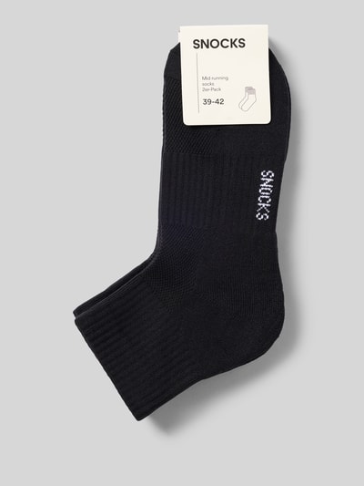 Produktfoto, Mid Running Socks im 2er-Pack mit gerippten Bündchen von Snocks in Schwarz, Material-Mix mit Stretch, Label-Detail, auf grauem Hintergrund