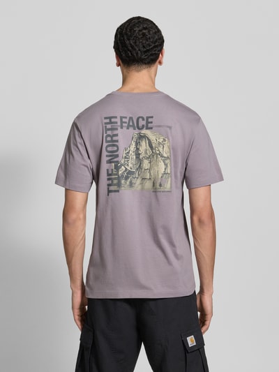 Männermodel trägt T-Shirt mit Logo und Rundhalsausschnitt von The North Face, Baumwoll-Mix, Regular-Fit, Rückenlänge 71 cm, Ganzkörperansicht Rückansicht.