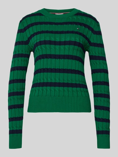 Produktfoto, Slim Fit Strickpullover aus reiner Baumwolle von Tommy Hilfiger in Grün mit dunkelblauen Streifen, geripptem Rundhals, unifarben, Logo-Detail, Two-Tone-Optik, strukturierte Stricktextur