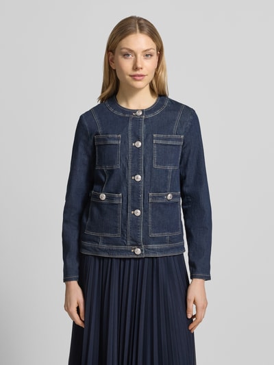 Frauenmodel trägt Regular Fit Jacke mit Lyocell-Anteil in Denim-Optik von Betty Barclay, Lyocell-Baumwolle-Mix, Rundhalsausschnitt, AufgesetzteTaschen, Knopfleiste, Dunkelblau, Struktur, Ganzkörperansicht von vorne.
