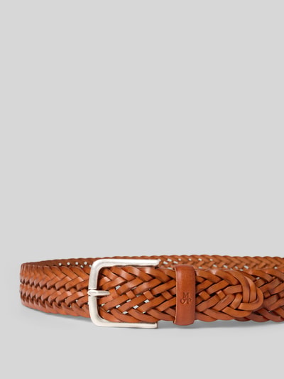 Produktfoto, Flechtgürtel aus Leder Modell 'Clemens' von MARC O'POLO in Braun, silberne Dornschließe, strukturierte Oberfläche, Gürtelbreite 3 cm