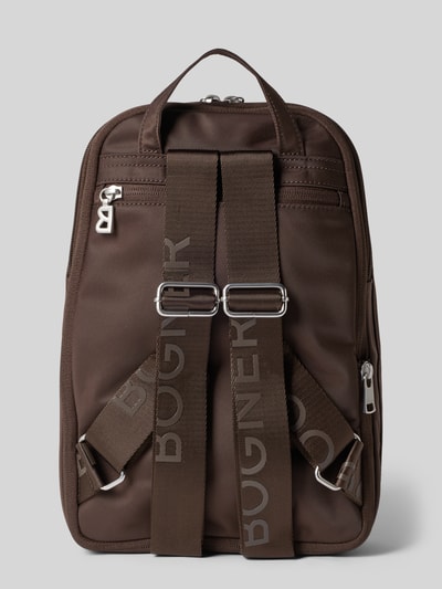 Produktfoto, Rucksack mit Logo-Detail Modell 'Maxon' von BOGNER in Braun mit silbernen Details, robuste Textur, verstellbare Schulterriemen, Damen Rucksack, Hauptfach mit Reißverschluss, Perspektive Rückansicht