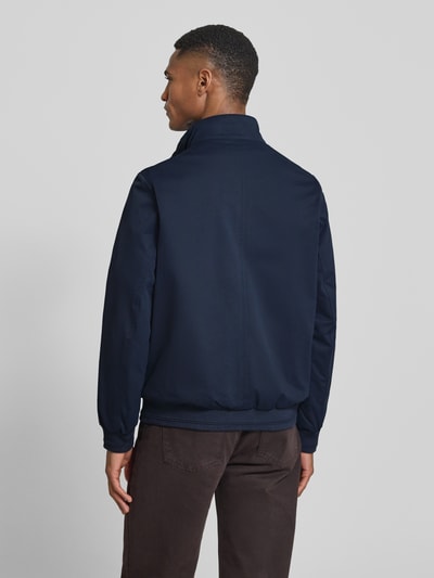 Männermodel trägt Regular Fit Blouson mit Stehkragen von Tom Tailor in Dunkelblau, Twill-Struktur, unifarben, Ganzkörperansicht Rückansicht.
