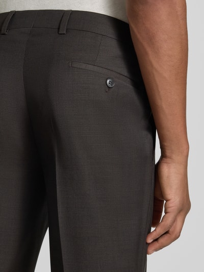 Männermodel trägt Anzughose aus Schurwoll-Mix Modell 'Birdseye' von HECHTER PARIS in Dunkelbraun, feine Struktur, Nahaufnahme Rückansicht. Herren Anzughose, Straight Fit, elastischer Stoff, Haken-, Knopf- und Reißverschluss, Eingriff- und Gesäßtaschen, Bundweite 46 cm, Innenbeinlänge 85 cm bei Größe 50.