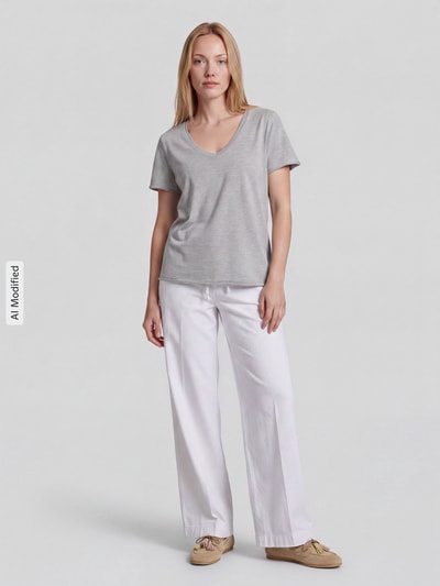 Frauenmodel trägt Wide Leg Jeans mit Bindegürtel Modell 'WENDY' von MAC im weißen Baumwoll-Elasthan-Mix, Ganzkörperansicht von vorne, KI-modifiziertes Bild.