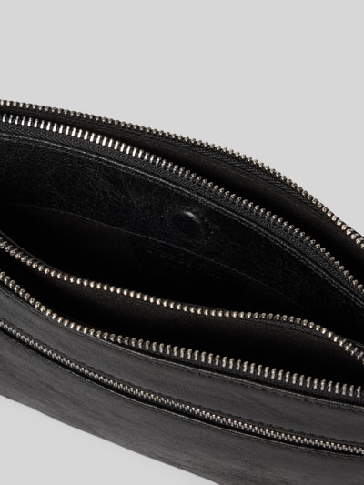 Produktfoto, Umhängetasche mit Label-Detail Modell 'ZENA' van LIEBESKIND BERLIN in zwart met ritsvak, magneet- en ritssluiting, 26x16x3 cm, verstelbare schouderband, labeldetail.
