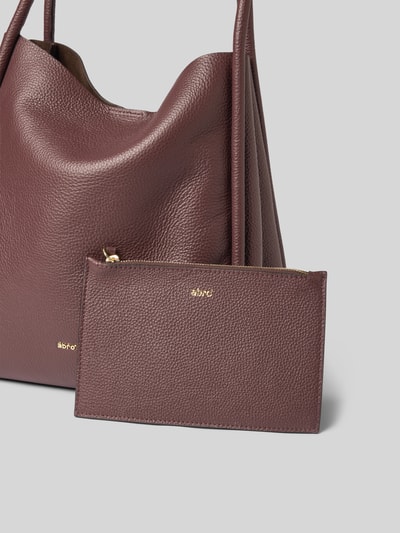 Productfoto, Handtasche aus echtem Leder Modell 'WILLOW' van Abro in bordeauxrood met logodetail, uitneembare binnenzak, textuur van echt leer, Hoofdvak met magneetsluiting, smalle schouderbanden, breedte 30 cm, lengte 35 cm, diepte 15 cm, schouderbandlengte 52 cm, dames