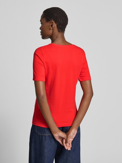 Frauenmodel trägt Damen T-Shirt mit Rundhalsausschnitt und Motiv-Stitching aus Reine Baumwolle von Christian Berg Woman, Regular-Fit, Rückenlänge 59 cm, schlichte rote Farbe, glatte Textur, Ganzkörperansicht Rückansicht.