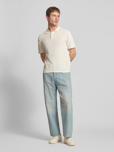 Männermodel trägt Baggy Fit Jeans im Used-Look Modell 'ALEX' von Jack & Jones aus reiner Baumwolle, hellblaue Farbe, Ganzkörperansicht von vorne
