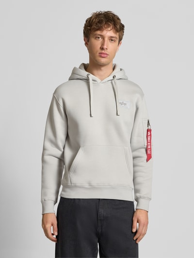 Alpha Industries Regular Fit Hoodie mit Logo-Patch Hellgrau 4