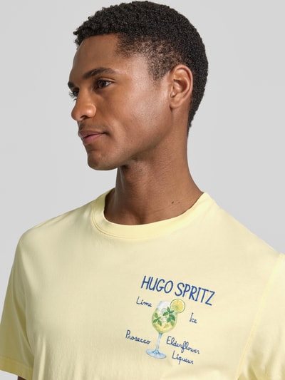 Männermodel trägt Herren T-Shirt mit Stitchings Modell 'PORTOFINO' von MC2 Saint Barth aus reiner Baumwolle, Regular-Fit, Nahaufnahme Oberkörper.