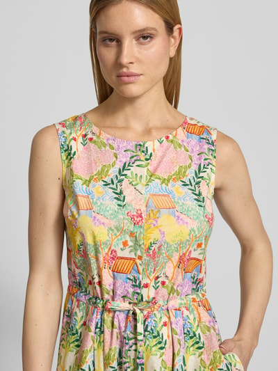 Modelka nosi Midikleid im Allover-Look mit Bindegürtel von WHITE LABEL z bawełny, linia a, wzór na całej powierzchni, okrągły dekolt, listwa guzikowa, wiązany pasek, szerokość w rozmiarze 36: 49 cm, długość tyłu w rozmiarze 36: 117 cm, zbliżenie na górną część ciała.