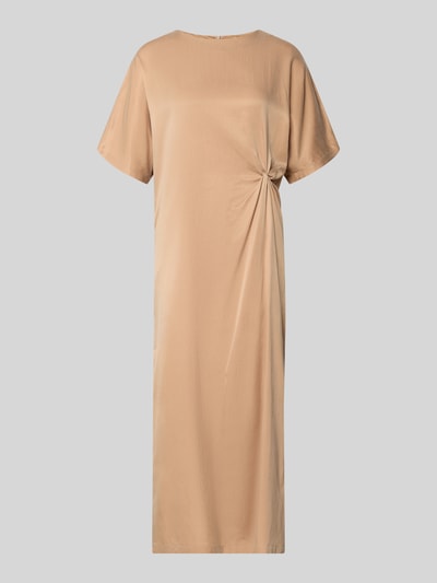 Produktfoto, Midikleid mit Knotendetail Modell 'INDAH' von Drykorn im beigen Farbton, Cupro-Baumwoll-Mix, Gerader-Schnitt, Rundhalsausschnitt, Seitenschlitz, glatte Textur, Rückenlänge bei Größe 36: 127 cm, Brustweite: 54 cm, Ärmellänge: 30 cm.
