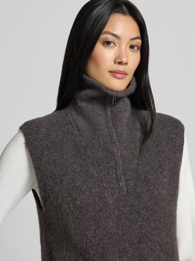Kobiece model prezentuje bezrękawnik Pullunder aus Woll-Mix Model 'Thora' von MOS MOSH, mieszanka wełny z alpaką, krój slim fit, stójka, zamek błyskawiczny, Długość tyłu w rozmiarze S: 64 cm, zbliżenie na górną część ciała
