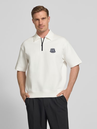 Männermodel trägt Loose Fit Poloshirt mit Label-Stitching van ARMANI EXCHANGE, katoenmix met stretch, polokraag, voorkantdetail, Ganzkörperansicht von vorne