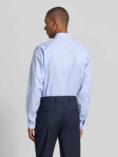 Männermodel trägt Slim Fit Business-Hemd mit Kentkragen von Jake*s aus Reine Baumwolle, extralang, hellblau, glatte Textur, Ganzkörperansicht Rückansicht. Rückenlänge bei Größe 39/40: 83 cm, Schulterbreite: 41 cm, Ärmellänge: 71 cm, Knopfleiste, Sportmanschetten, abgerundeter Saum.