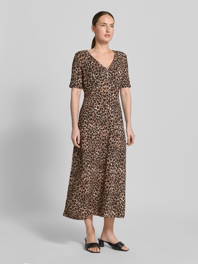 Vrouwenmodel draagt Midikleid met V-hals en korte knoopsluiting van Zero, materiaalmix met stretch, getailleerd model, dierenprint, Ganzkörperansicht von vorne.
