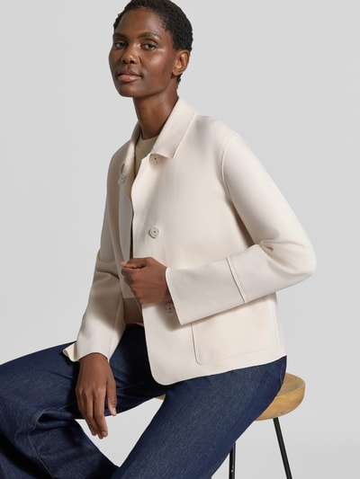 Frauenmodel trägt Slim Fit Blazer aus Baumwoll-Mix von White Label in hellem Beige mit Umlegekragen und Pattentaschen, Nahaufnahme Oberkörper. Damen Blazer von White Label, Baumwoll-Elasthan-Mix, Ziernähte, Rückenlänge 59 cm, Brustweite 40 cm, Ärmellänge 62 cm.