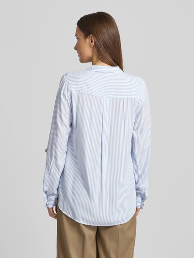Vrouwenmodel draagt Relaxed Fit Hemdbluse aus reiner Viskose Modell 'BUMPY' van Vero Moda, blauw-wit gestreept, achteraanzicht.