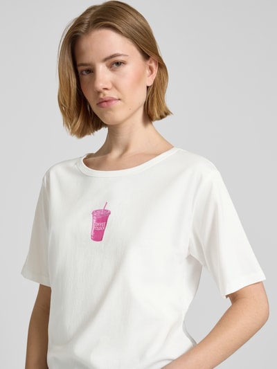 Frauenmodel trägt Regular Fit T-Shirt mit Motiv-Print von monari in Weiß, reine Baumwolle, Rundhalsausschnitt, Nahaufnahme Oberkörper.