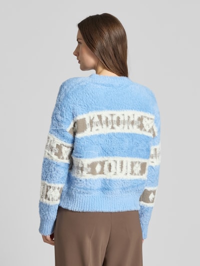 Frauenmodel trägt Regular Fit Pullover in Strick-Optik mit Logo-Stitching von Oui in Hellblau und Beige, elastische Abschlüsse, Ganzkörperansicht Rückansicht.