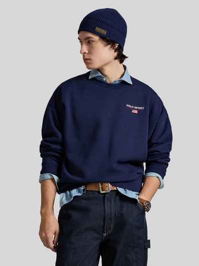 Männermodel trägt Relaxed Fit Sweatshirt aus Baumwoll-Mix von Polo Ralph Lauren in Dunkelblau, unifarben, Label-Schriftzug, Ganzkörperansicht von vorne