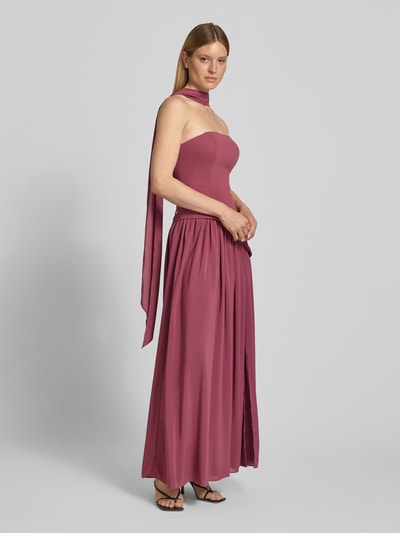 Frauenmodel trägt Cocktailkleid im Off-Shoulder-Look von Hey Kyla in Altrosa mit figurbetontem Schnitt, Maxikleid, Material-Mix mit Stretch-Anteil, Ganzkörperansicht von vorne. Rückenlänge bei Größe 36: 130 cm, Brustweite bei Größe 36: 38 cm.