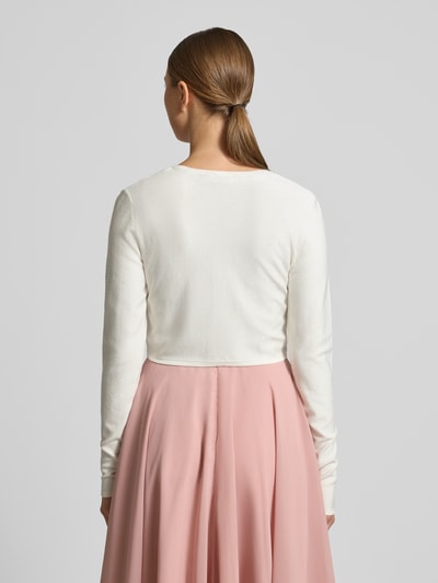 Vrouwenmodel draagt 'Bolero mit gerippten Abschlüssen' van Jake*s Cocktail in crème, regular fit, viscosemix, met ribboorden. Volledige achteraanzicht.