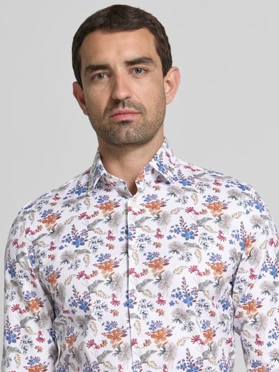 Männermodel trägt Super Slim Fit Business-Hemd mit Kentkragen von Jake*s aus Twill mit Florales-Muster, Nahaufnahme Oberkörper. Rückenlänge 79 cm, Schulterbreite 42 cm, Ärmellänge 65 cm bei Größe 39/40.